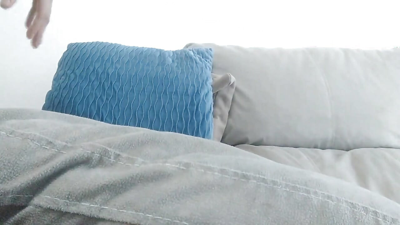 ¡Semental cachondo sorprende e intenta poner su polla en su agujero!