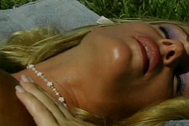 Plavokosa drolja jebe zgodnu azijsku devojku sa dildom na otvorenom