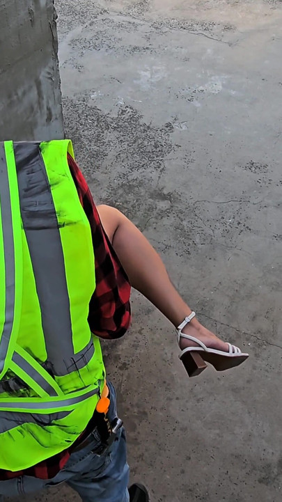 Deslumbrante contadora senhora dá sua bunda para construtor sujo