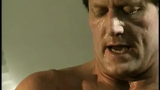 Memek sempit cewek hot rambut cokelat ini dientot habis-habisan sampai dicrot di atas meja