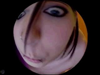 Goth meisje speelt met cam filter op cam