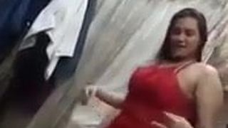 Arabische vrouw uit Egypte danst in huis met rode lingerie