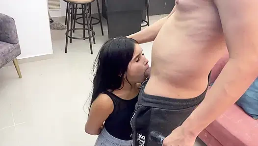 Ich bringe meiner verdammten stiefschwester bei, wie man singt, um dafür meinen riesigen schwanz in sie zu stecken