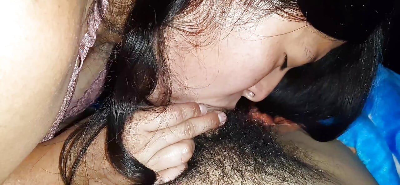 Jezdí na mě na všech čtyřech, je to velmi nezbedné kotě