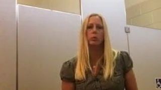 Milf mãe exibicionista fode em banheiro público
