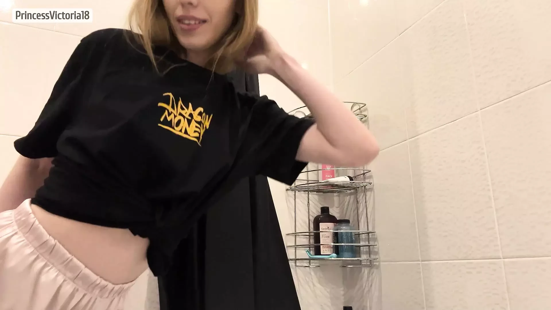 Une serveuse excitée dans les toilettes du restaurant se masturbe et