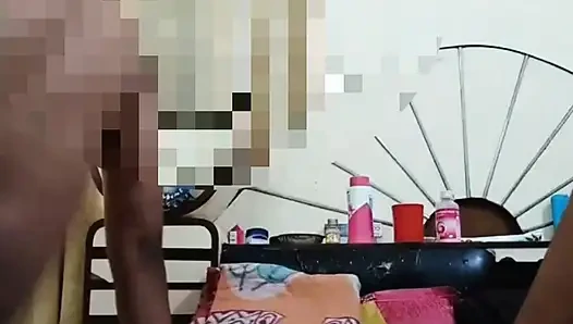 Дези Randi Nidhi сделана очень широко