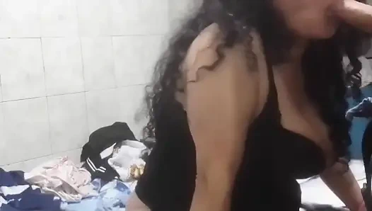 Ibu temanku ngeliat video bokepku dan aku nggak bisa menahan diri untuk nyepong kontolku dan aku ngentot memeknya habis-habisan!! Aku membuatnya sangat puas