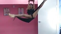 Roztomilá masturbující mladá flexibilní asijská gymnastka se dává na sexy nahou podlahovou show