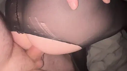 Pacar mencoba anal untuk pertama kalinya dan aku muncrat di pantatnya.