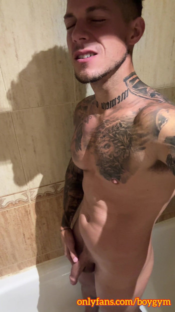 半硬鸡巴在我的淋浴时撒尿！