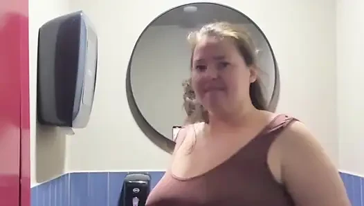 Pawg masturbasi di kamar mandi umum
