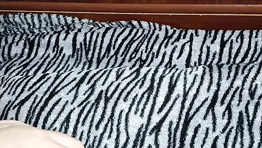 Külotunu Çıkarmadan Aynanın Önünde Ev Yapımı Mastürbasyon