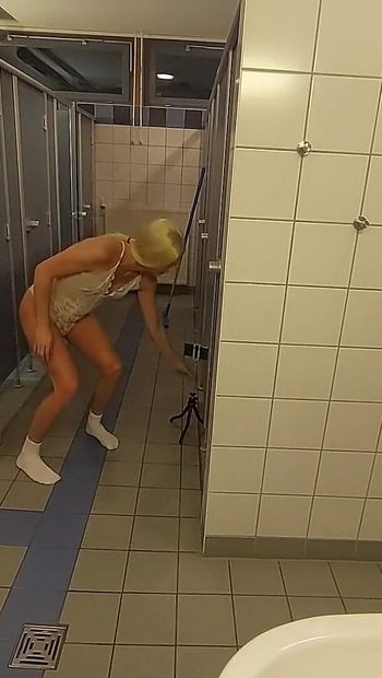 Geil in openbaar toilet 2