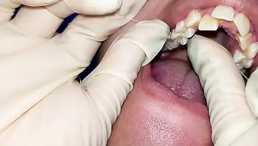 Mencoba Menggunakan Benang Gigi (close-up)