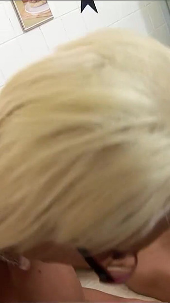 Moment captivant de la "Două mame sexy cu țâțe mari săltărețe Alexis May și Carly Parker la orgie anală și dp"