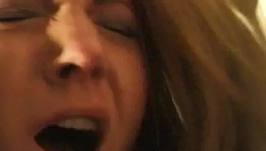 Versaute Taxifahrt: Heiße Blondine im Auto und auf dem Sofa