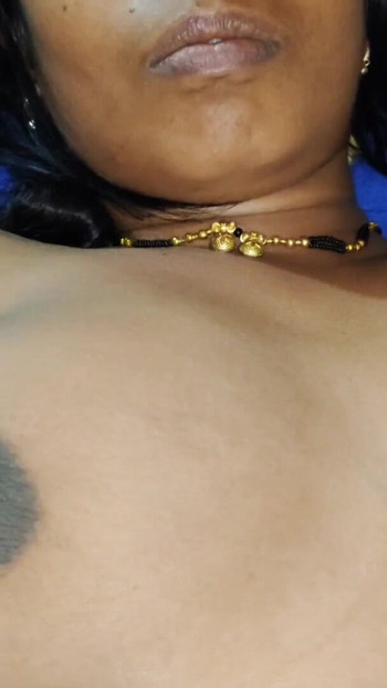 Moment palpitant de la "Indian bhabhi Ki Chudai cu Young Daver - cupluri fierbinți tinere filme de sex complet romantic - satul fierbinte"