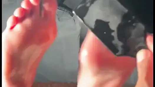 Saç fırçasıyla gıdıklıyor