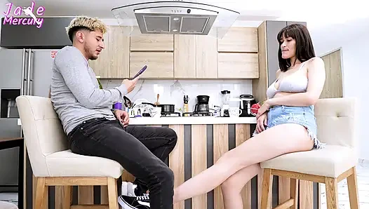 Saya mengunjungi tetangga untuk mendapatkan gula, tetapi suaminya memberi saya penis