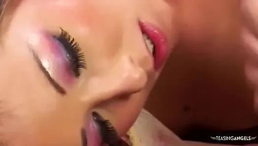 Patricia Petite außergewöhnliche patricia nimmt eine sexuelle begegnung mit drei Teilnehmern teil, bei der es gleichzeitig penetration gibt