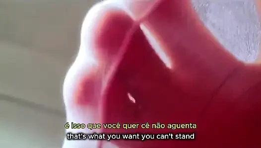 Жестокая великанесса приказывает своему жалкому малышу понюхать ее киску