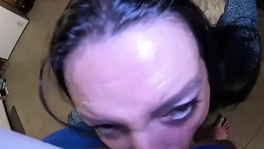Parlak tayt deve toynağı dansı, gırtlağına kadar alma ve amcığıma boşalma