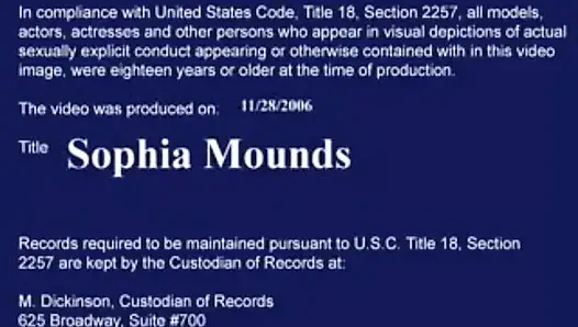 Sophia Mounds oturma odasında dövmeleriyle sikişiyor