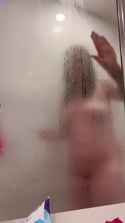 Beni duş alırken izle, amımı parmakla, dildo ve fışkırtarak boşalma