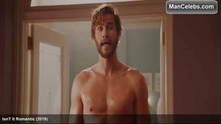 Liam Hemsworth çırılçıplak soyundu ve beline bir havlu sardı