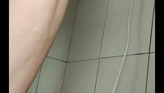 Stiefmutter zeigt mir die Kleidung, die sie zum Straßenkarneval tragen wird, was meinst du?