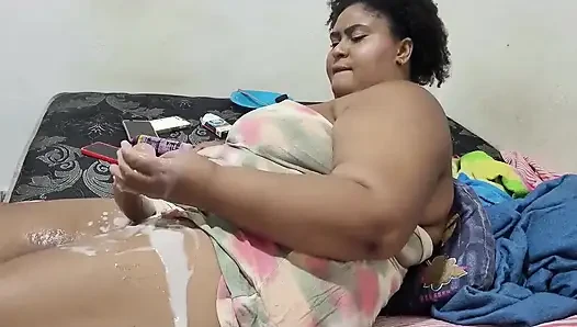 Futanari - ibu tiriku lagi asik muasin memeknya pakai dildo ukuran XL sampai muncrat banyak banget