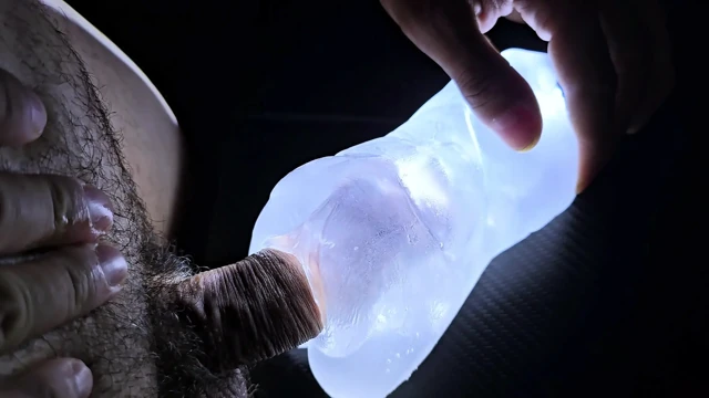 闪亮的手电筒操逼和射精硬
