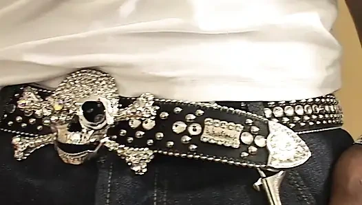 Чернокожая крошка скачет на чудовищном черном члене до камшота