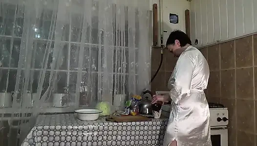 Ibu rumah tangga berantakan seksi dengan toket besar! JOI! Payudara meliputi dalam makanan!