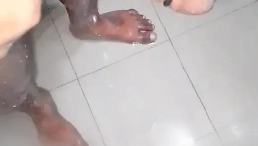 Büyük yarak her zaman sikişmek için sevimli tatlı bir kız bulur.