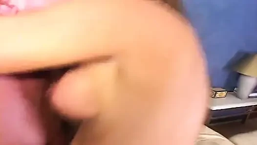 Милфа Whisperer сосет киску мачехи как никто другой