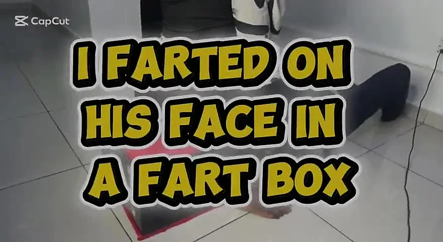 Bà chủ châu Phi xì hơi trên mặt anh ấy trong một chiếc hộp xì hơi