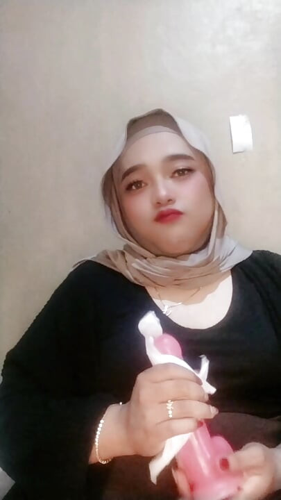 Ivvy crossdresser lagi asik nyepong dildo sambil ngentot kontolnya