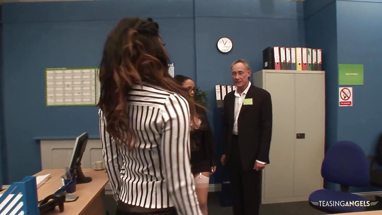 A fekete titkárnő szereti a fajok közötti csoportos szexet főnökeivel az irodában