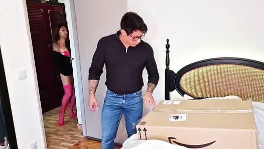 Üvey erkek kardeşim için Sevgililer Günü hediyem. Ona hediye kutusunda götümü verdim!
