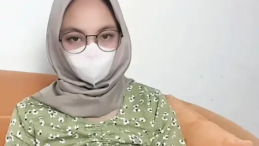 Young young mama shows off her perfect body