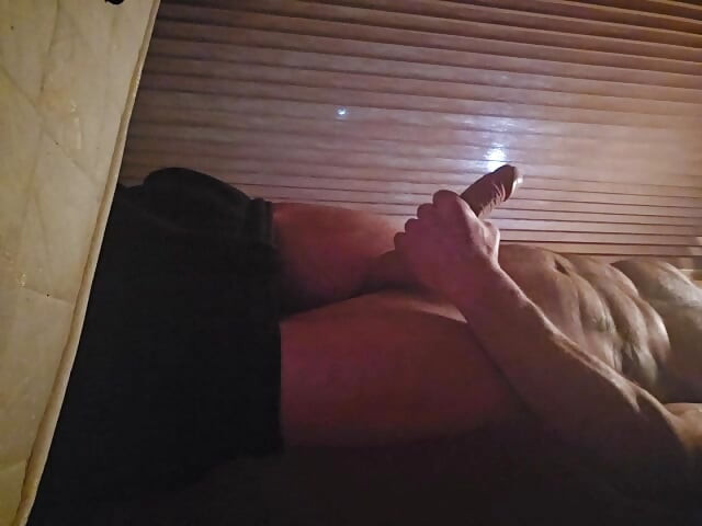 Mature guy wanking to he pops