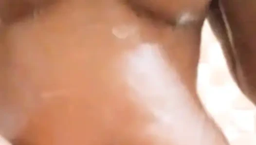 Индийская девушка дези купается в ванной - горячее ASMR видео