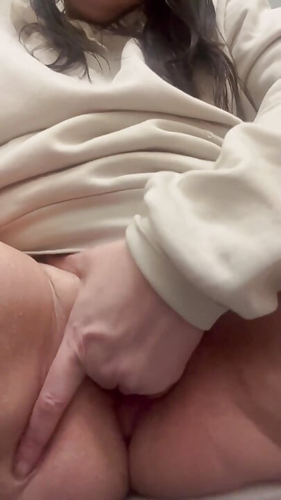 Asistente de cuidado se corre en baño público en descanso