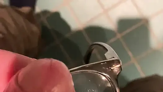 Bu gözlükleri çok sert sikmek istiyorum.