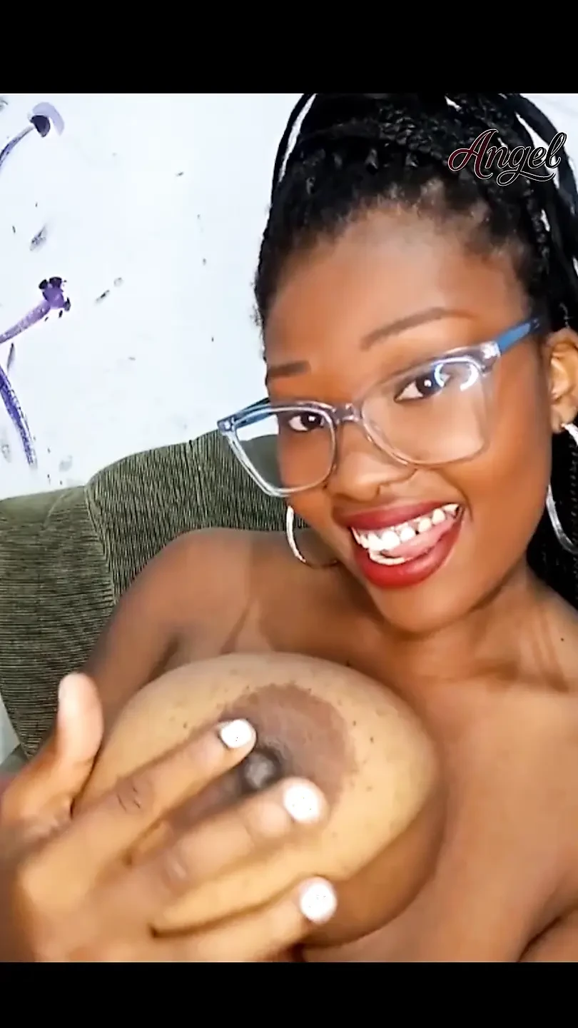 吮吸和摇晃她自己的巨乳