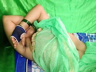 Indische Savita, Tante, wird in einem grünen Sari gefickt