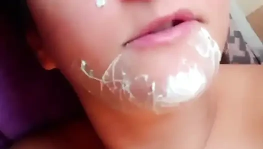 Klebrige bubblegum Gesichtsbesamung - nackt pOV - bunny Looner