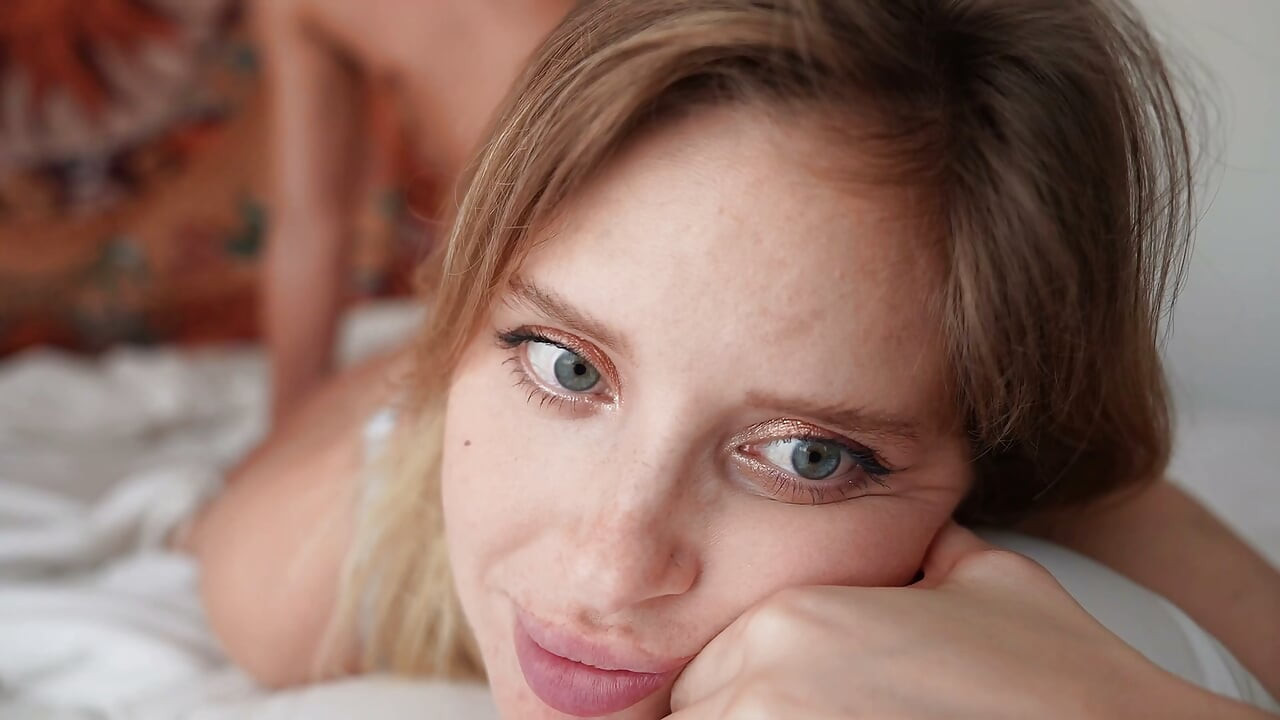 ¡Empezó con un beso, pero terminó follándome hasta que temblé!